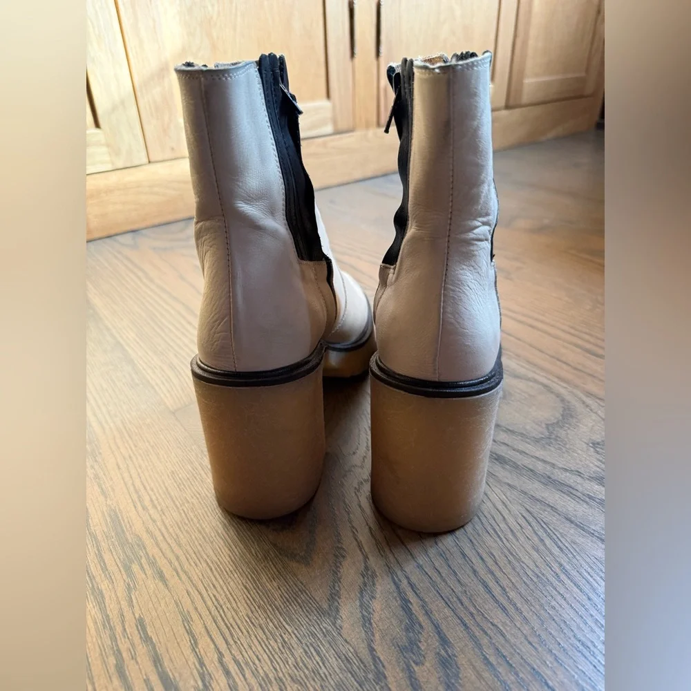 Free People James Chelsea Boots in Cream with black accents. Size 40 or 9US.